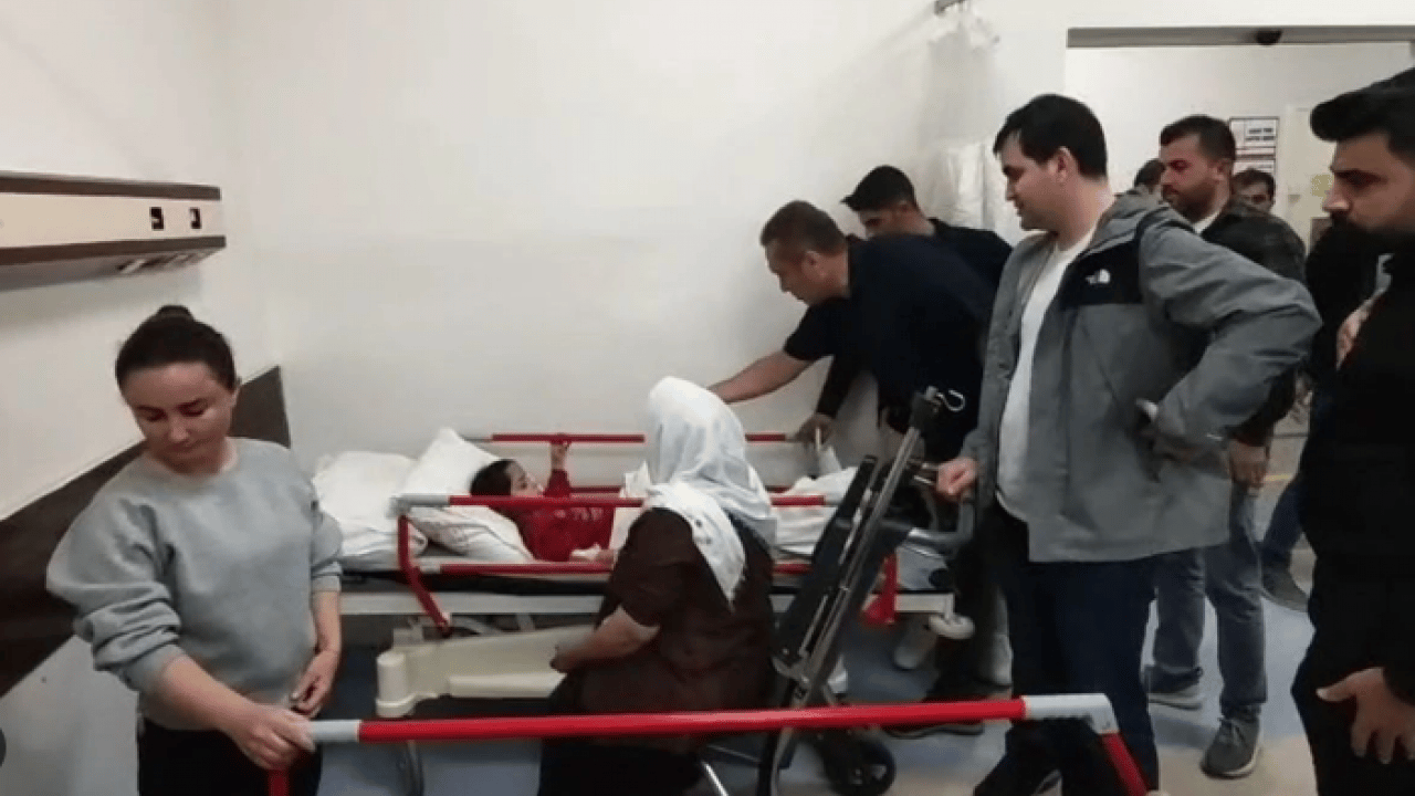 Foto - Şırnak'ta faciadan dönüldü: Servis minibüsü ve ticari araç çarpıştı! 13’ü çocuk 19 yaralı