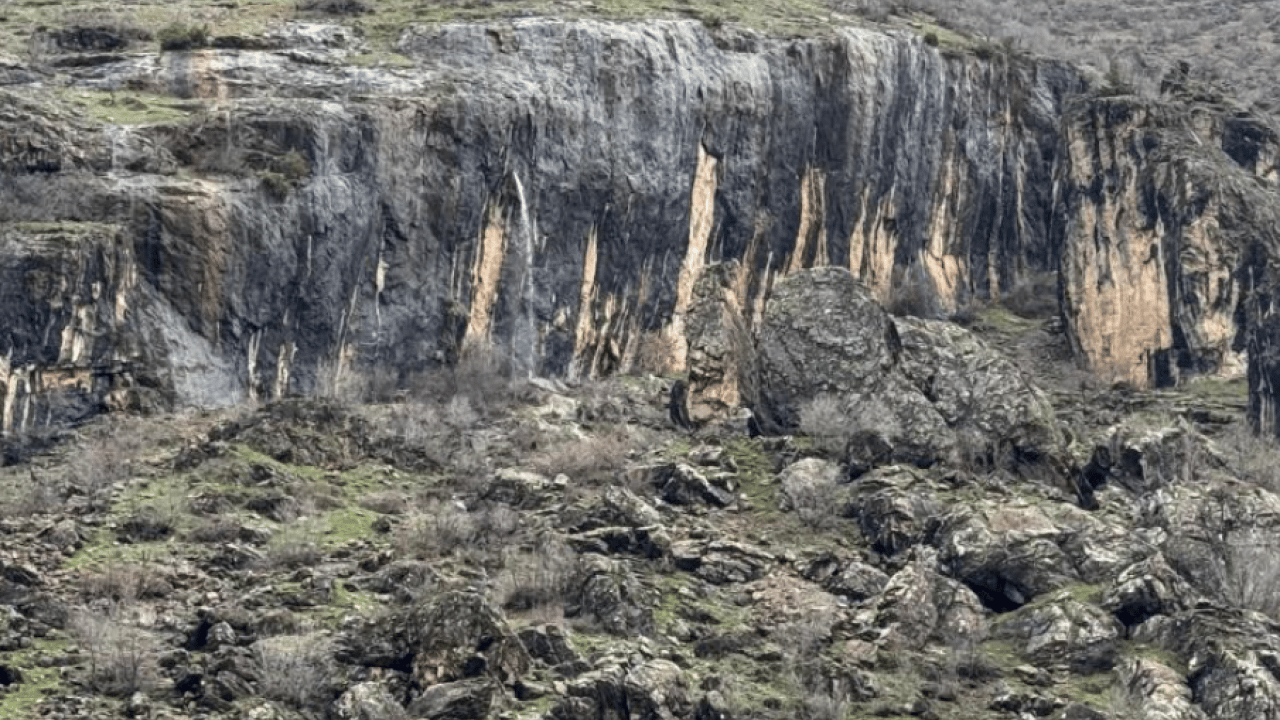 Foto - Şırnak’ta gizli cennet: kayanın içinden süzülen su mest etti