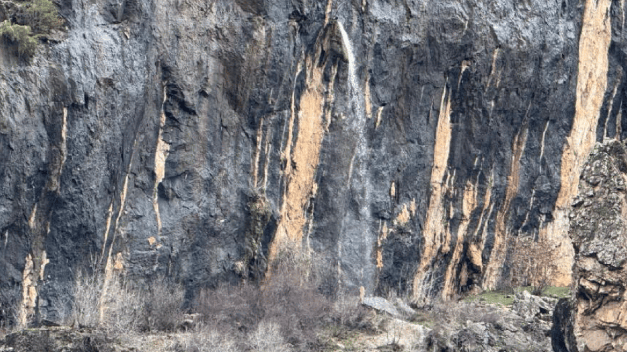 Şırnak’ta gizli cennet: kayanın içinden süzülen su mest etti