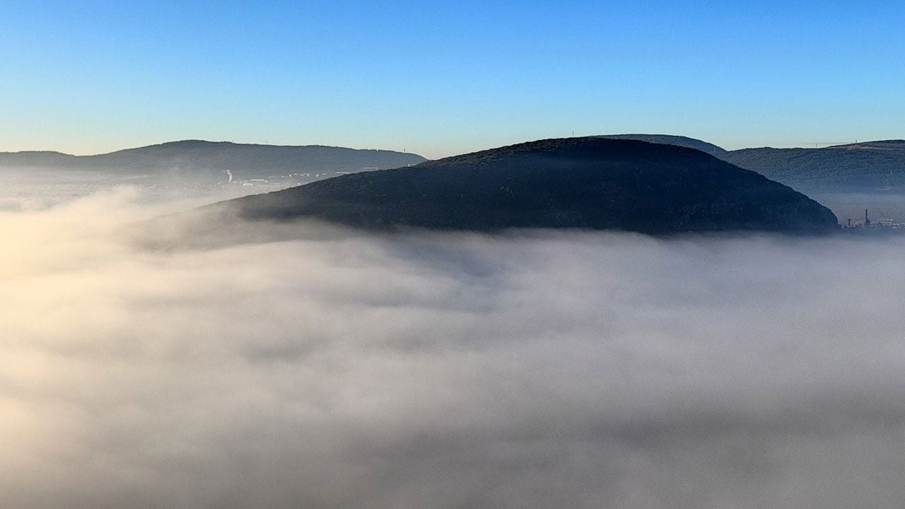 Sis her yeri kapladı! Dağ zirveleri adacık gibi kaldı