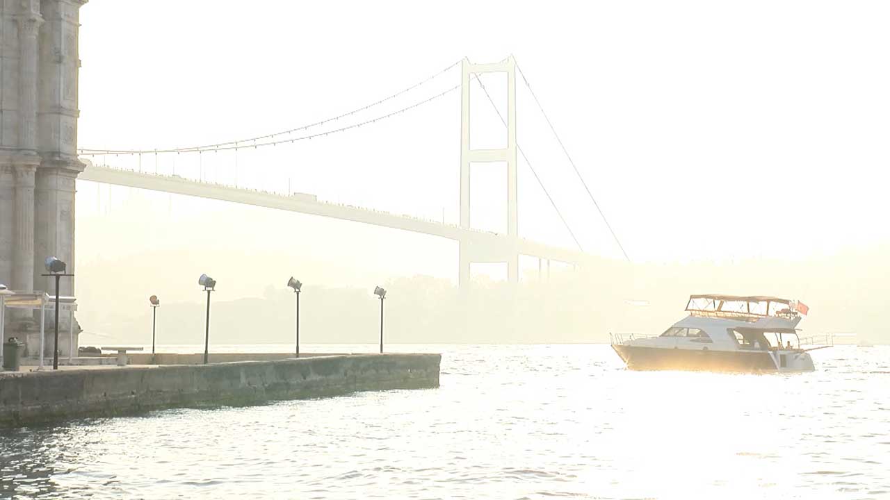 Sis, İstanbul Boğazı'nda görsel şölen oluşturdu