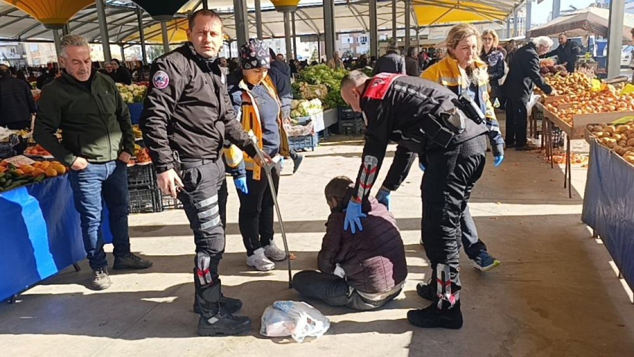 Foto - Şişede durduğu gibi durmuyor! Pazar ortasında ibretlik görüntü