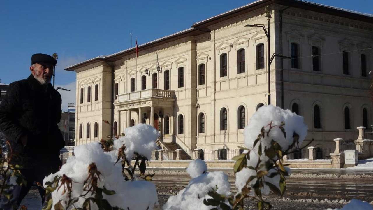 Foto - Sivas İl Milli Eğitim Müdürlüğü Tarkan’ın 946 milyonluk eğitim bağışı iddiaları yalanlandı