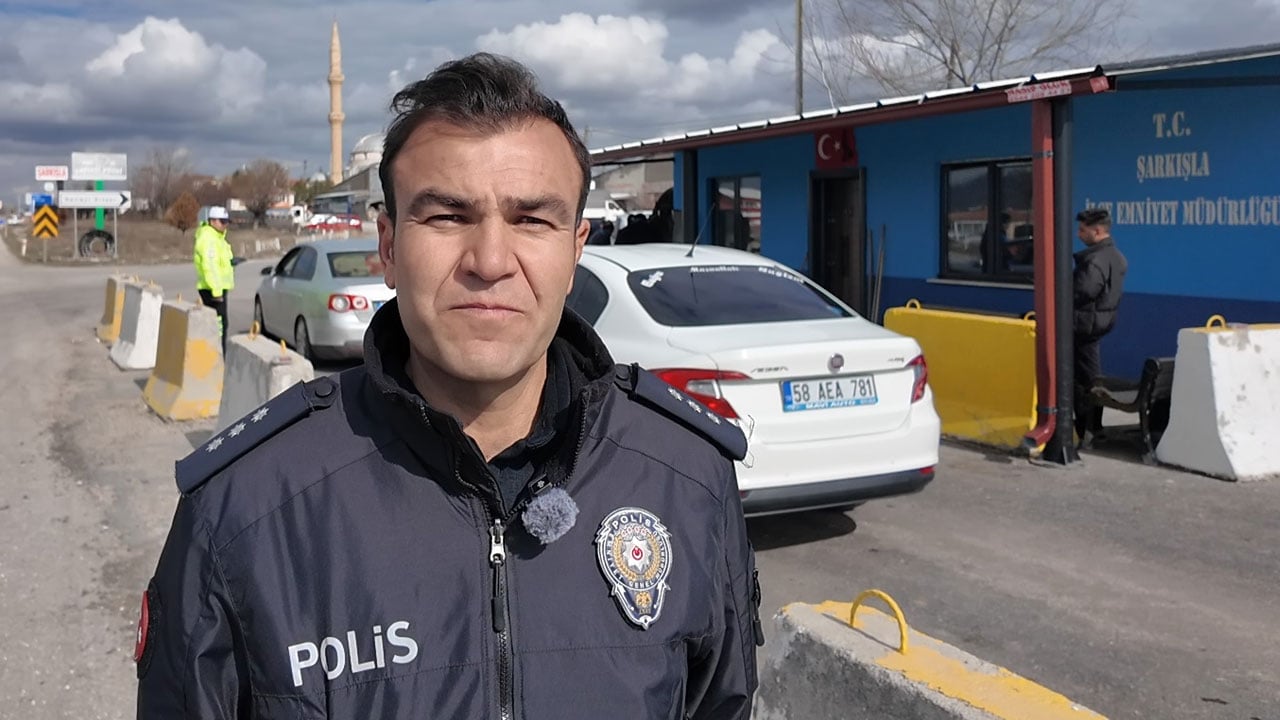 Foto - Sivas polisi gönülleri fethetti! Durdurdukları sürücülere döner ayran ikram ettiler