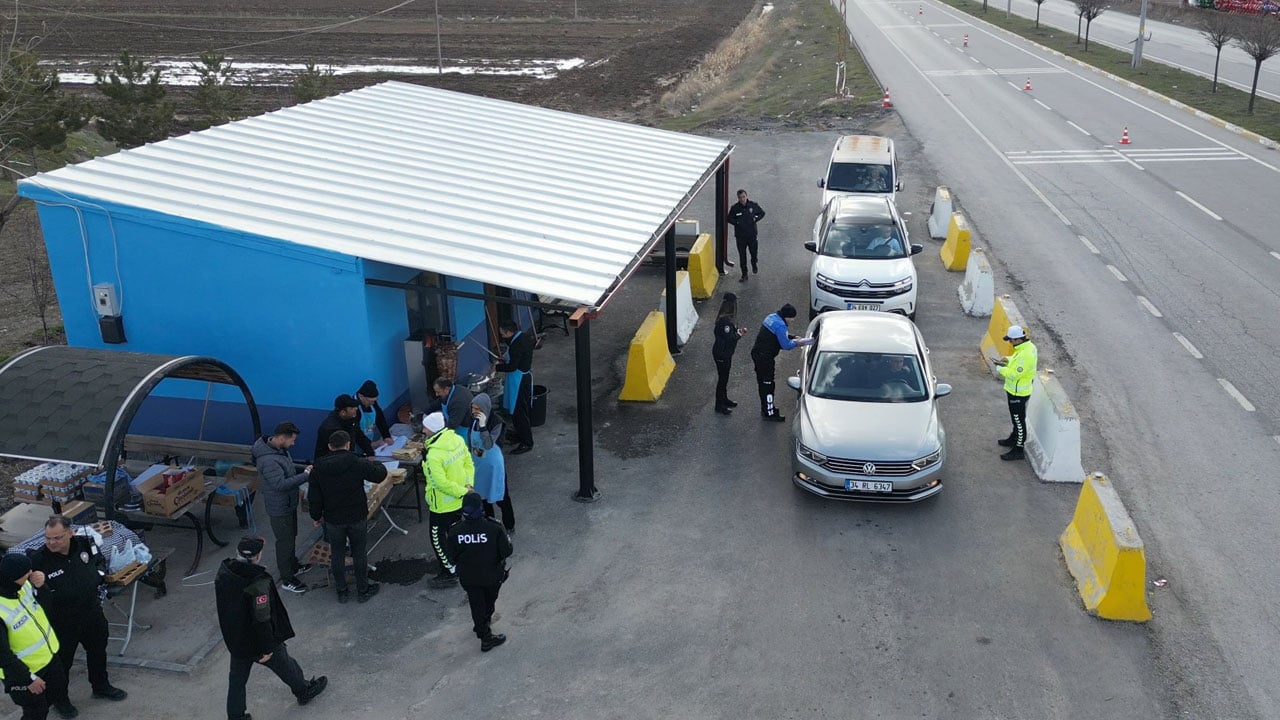 Foto - Sivas polisi gönülleri fethetti! Durdurdukları sürücülere döner ayran ikram ettiler