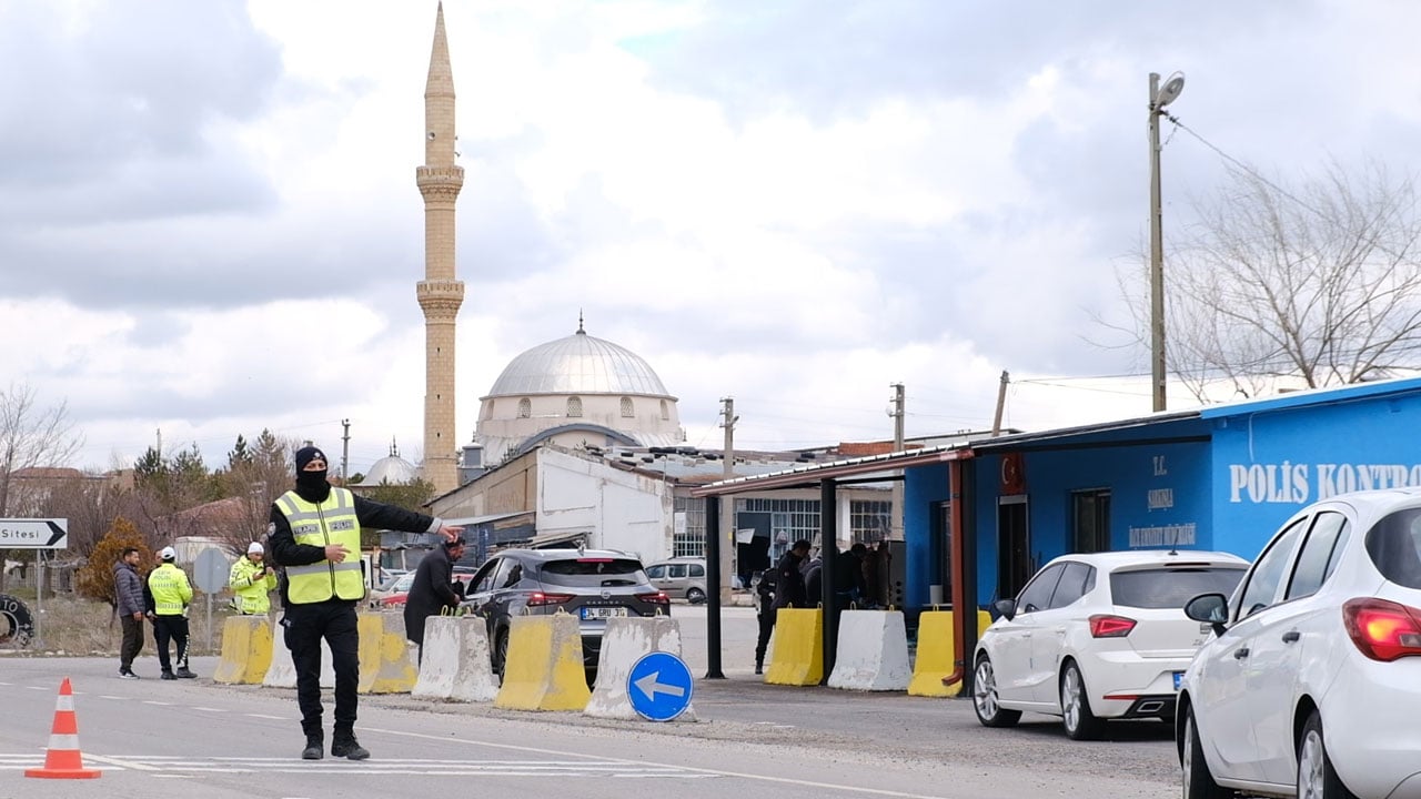 Foto - Sivas polisi gönülleri fethetti! Durdurdukları sürücülere döner ayran ikram ettiler
