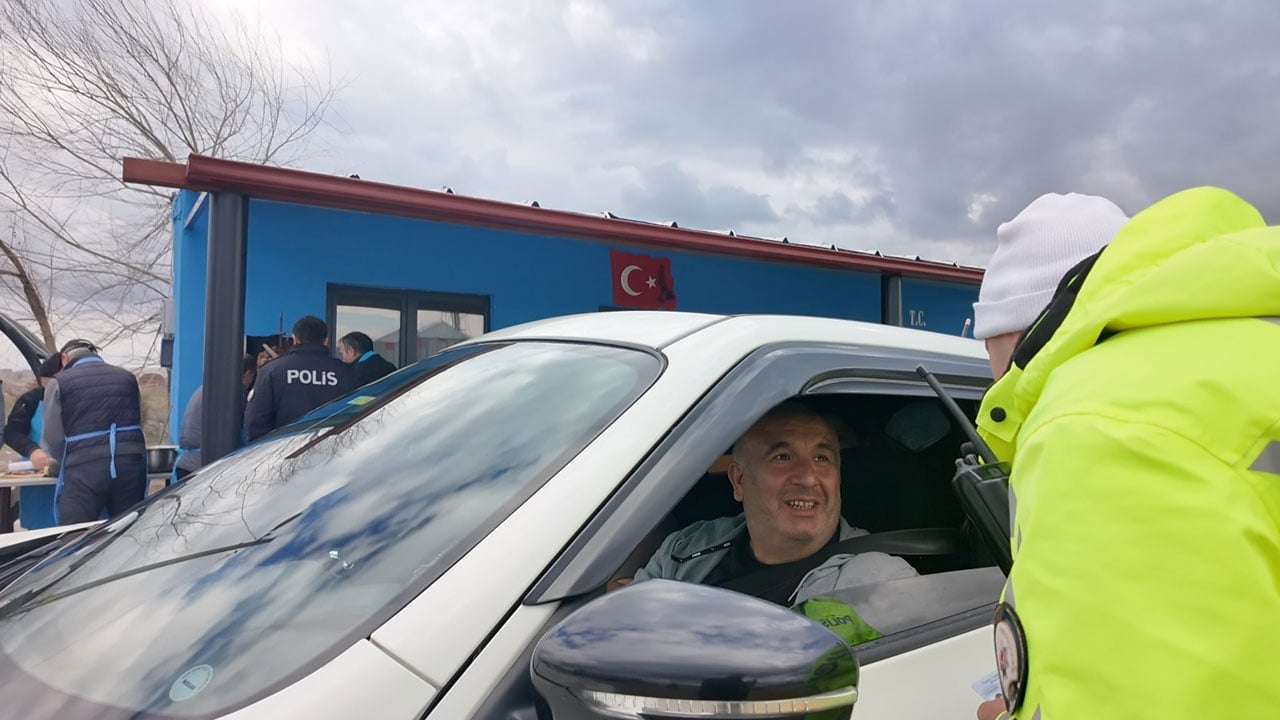 Foto - Sivas polisi gönülleri fethetti! Durdurdukları sürücülere döner ayran ikram ettiler