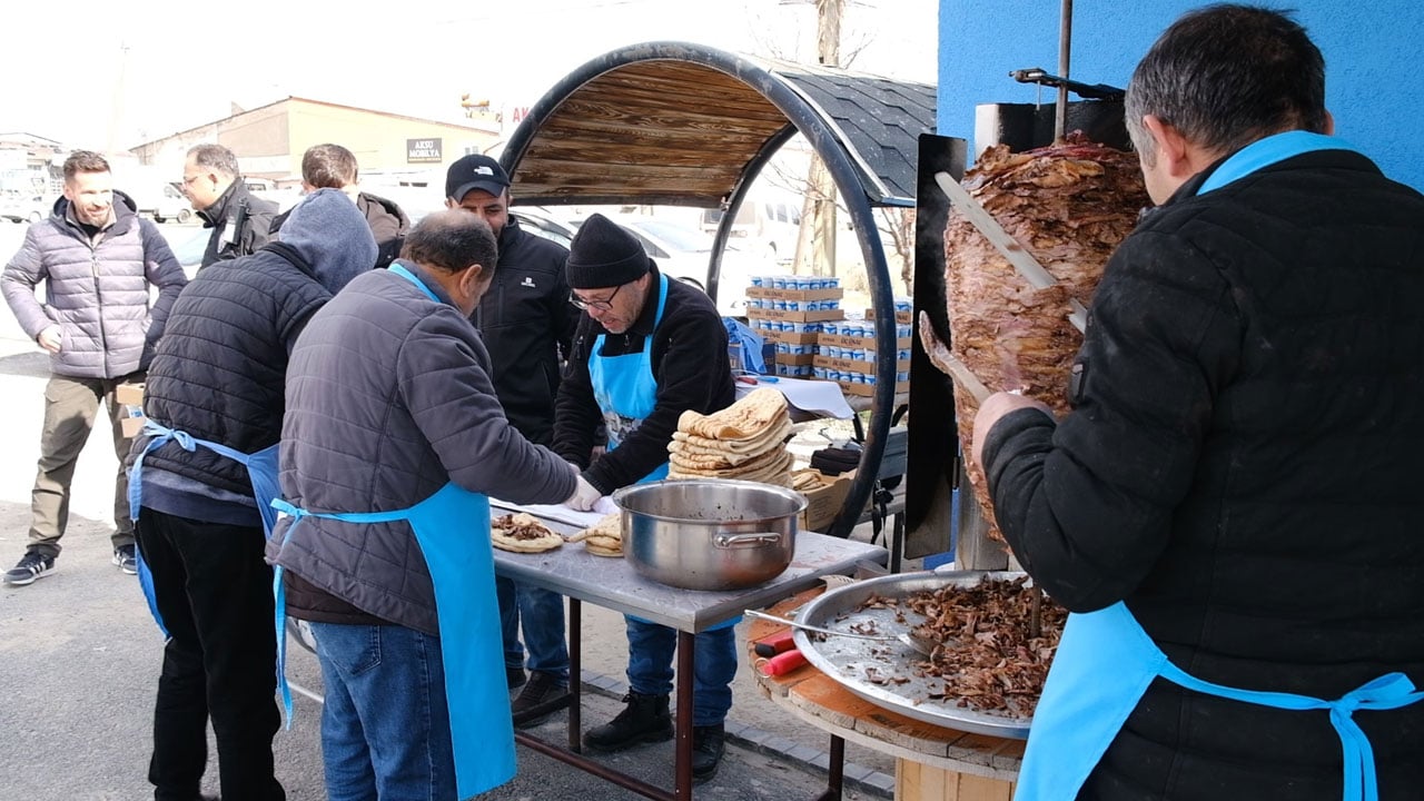 Foto - Sivas polisi gönülleri fethetti! Durdurdukları sürücülere döner ayran ikram ettiler