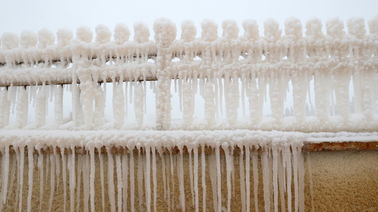 Foto - ‘Sivas'ın Pamukkale’si Altınkale, beyaz örtüyle kaplandı