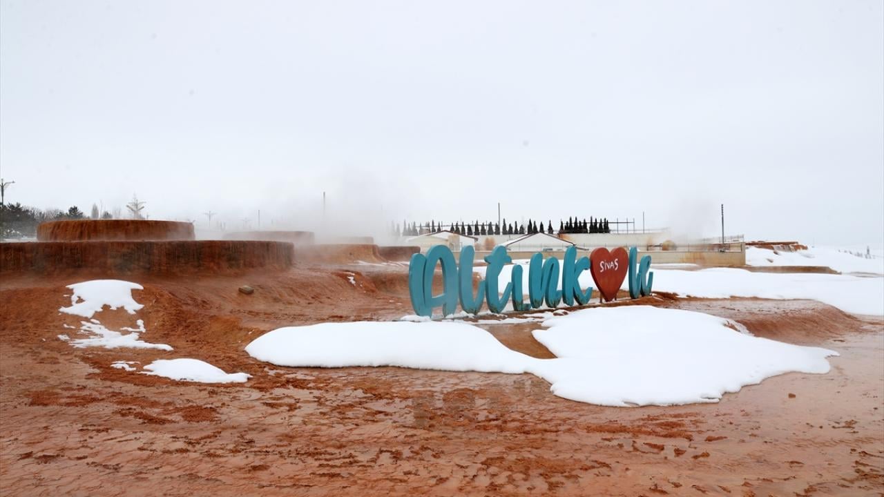 ‘Sivas'ın Pamukkale’si Altınkale, beyaz örtüyle kaplandı