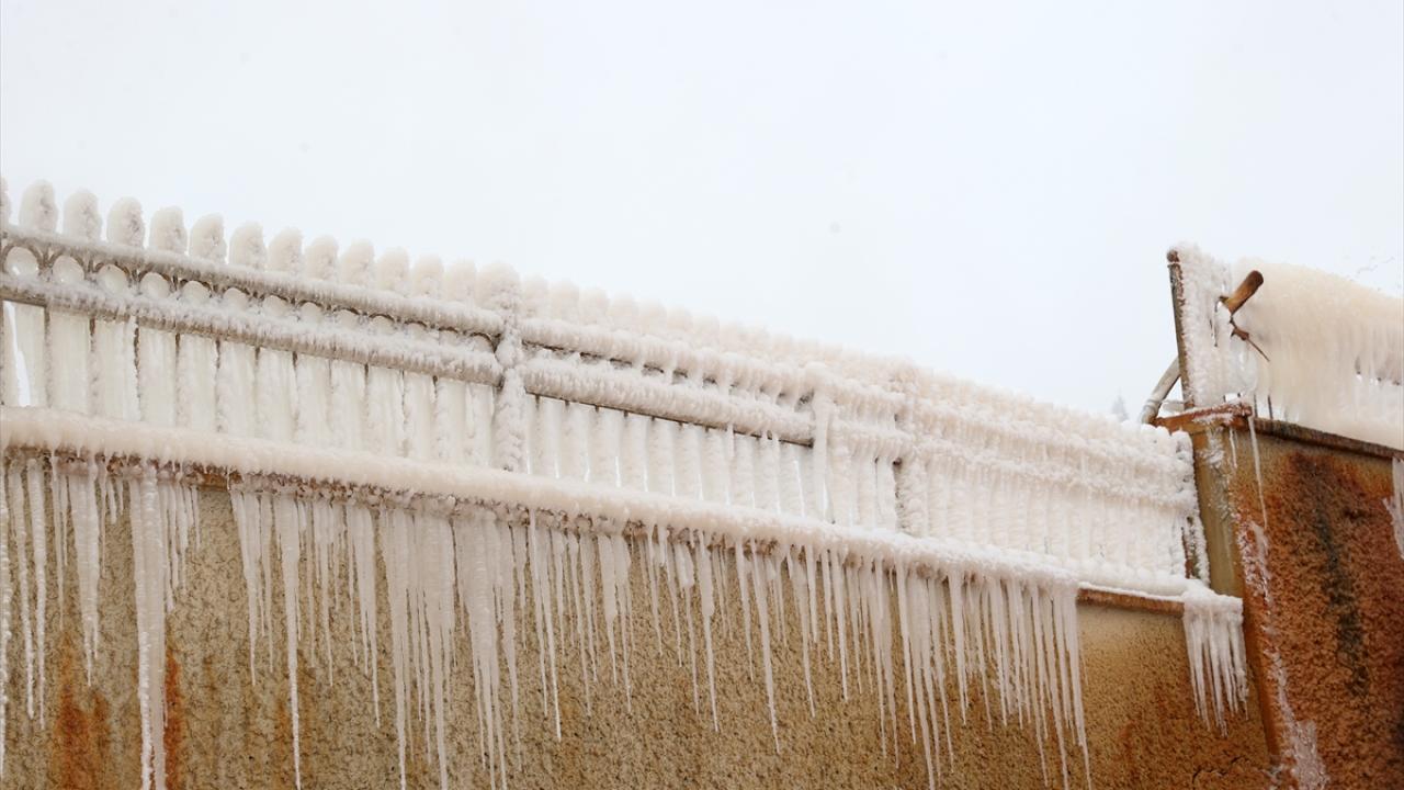 Foto - ‘Sivas'ın Pamukkale’si Altınkale, beyaz örtüyle kaplandı