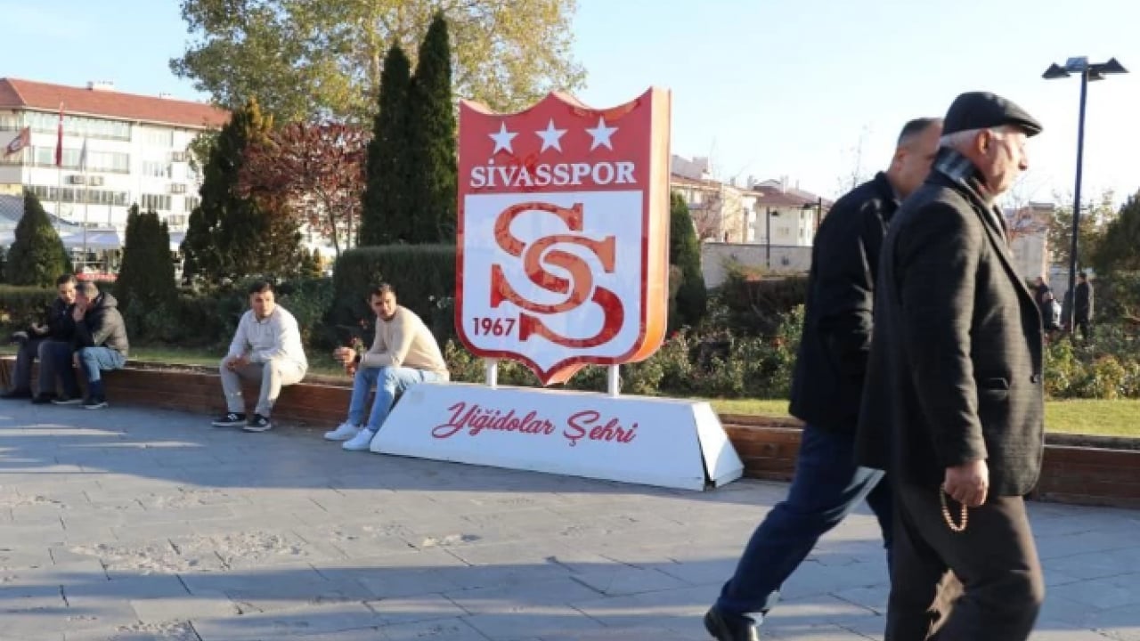 Foto - Sivas’ın soğuğu ağır geldi! Bir futbolcu daha ilden kaçtı