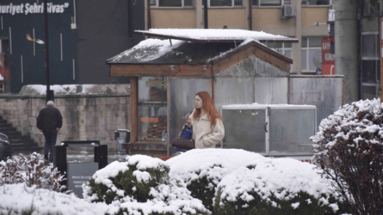 Foto - Sivas’ta dün başlamıştı! Kar kalınlığı 40 santime ulaştı
