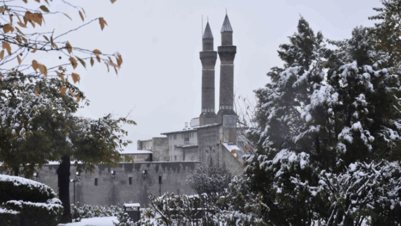 Foto - Sivas’ta dün başlamıştı! Kar kalınlığı 40 santime ulaştı