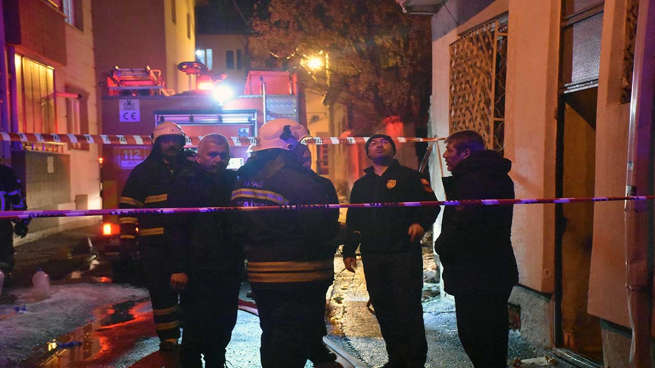 Foto - Sivas’ta korkunç yangın: 26 kedi öldü, 10’u kurtarıldı