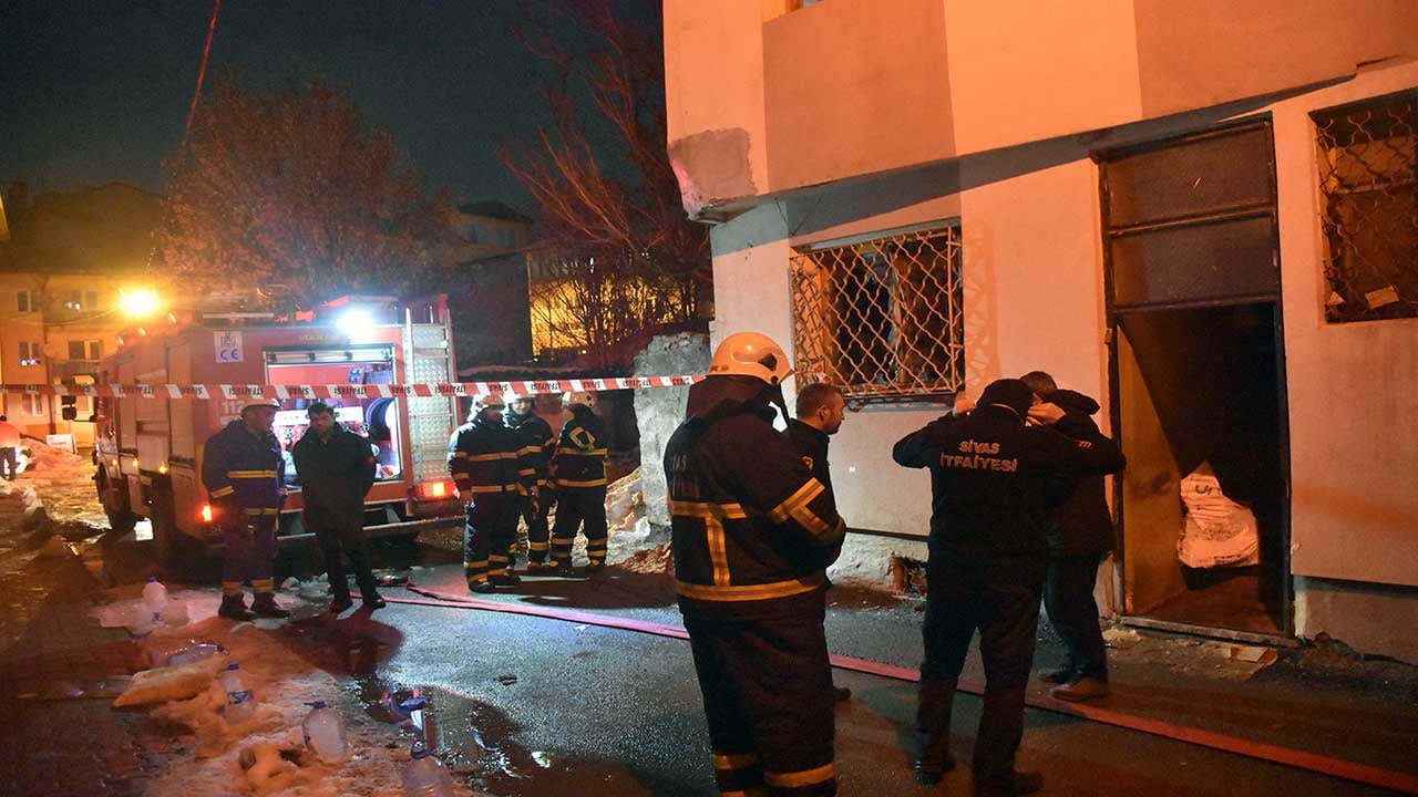 Foto - Sivas’ta korkunç yangın: 26 kedi öldü, 10’u kurtarıldı