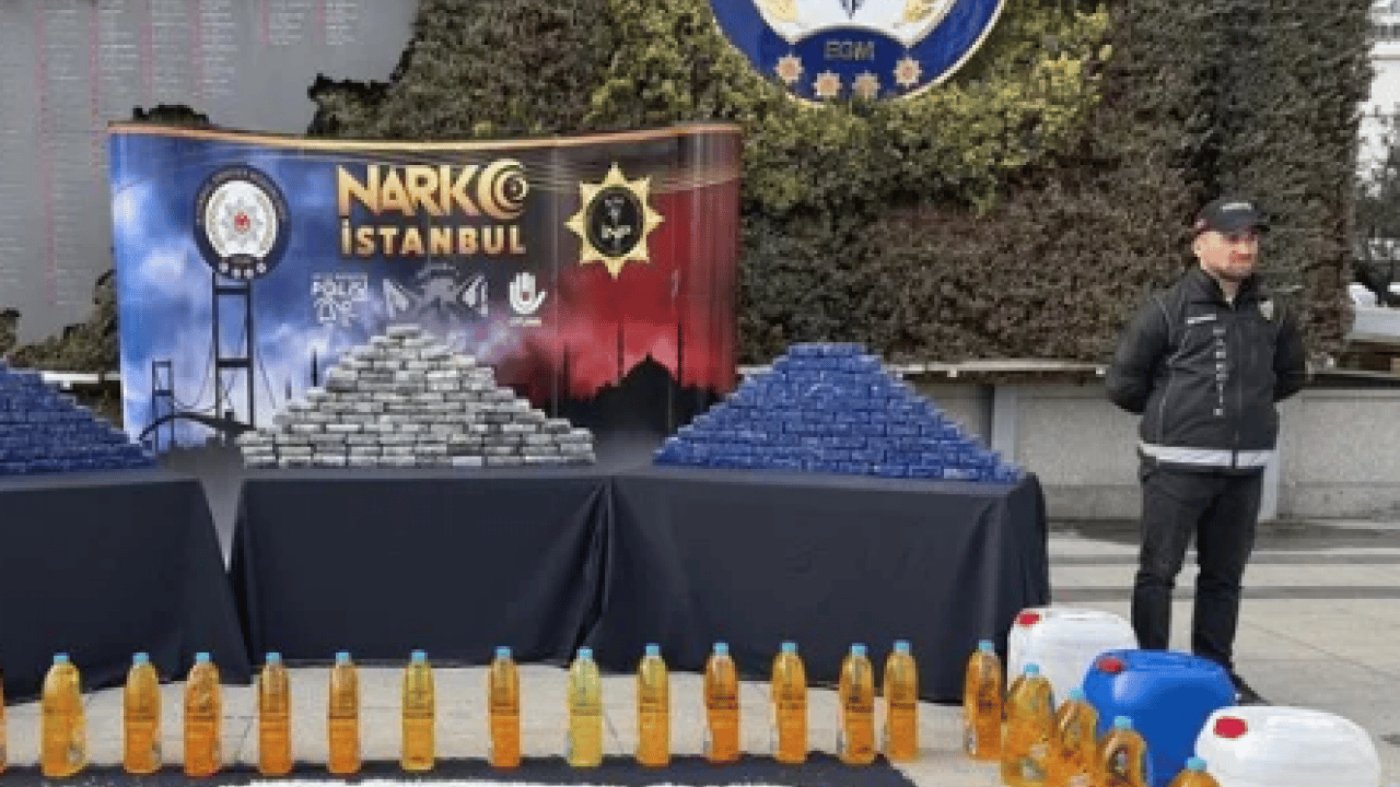 Foto - İstanbul'da operasyon: 7 şüpheli tutuklandı! Sıvı içinde emdirilmiş uyuşturucu madde ele geçirildi!