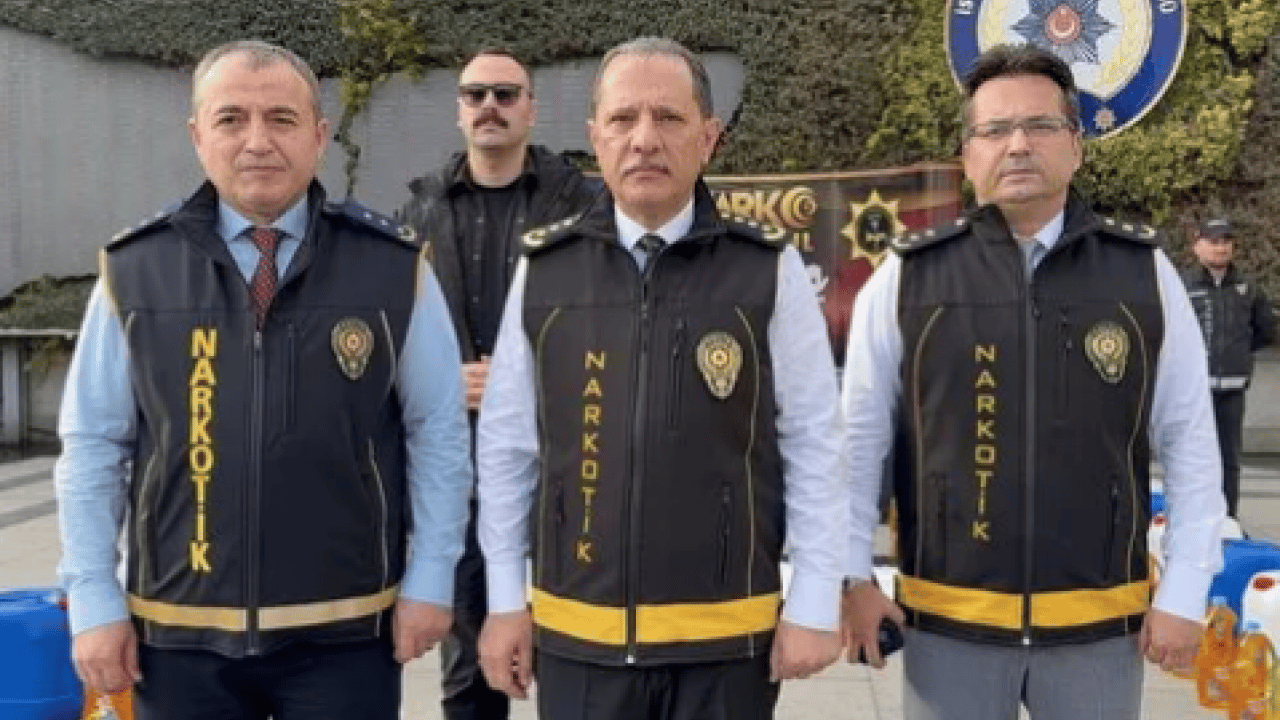 Foto - İstanbul'da operasyon: 7 şüpheli tutuklandı! Sıvı içinde emdirilmiş uyuşturucu madde ele geçirildi!