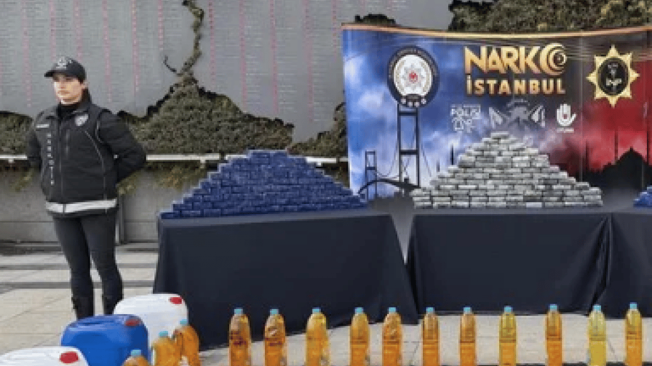 Foto - İstanbul'da operasyon: 7 şüpheli tutuklandı! Sıvı içinde emdirilmiş uyuşturucu madde ele geçirildi!