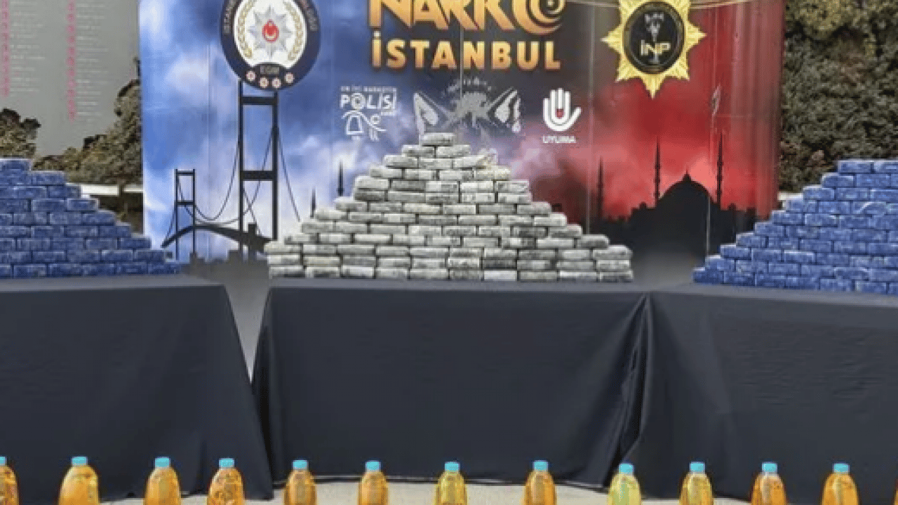 Foto - İstanbul'da operasyon: 7 şüpheli tutuklandı! Sıvı içinde emdirilmiş uyuşturucu madde ele geçirildi!