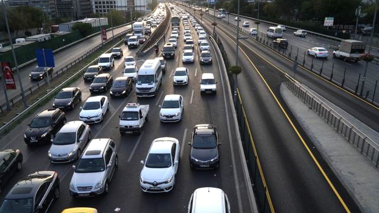 Foto - Siyah arabalar pazar günü bu ülkede yasak!