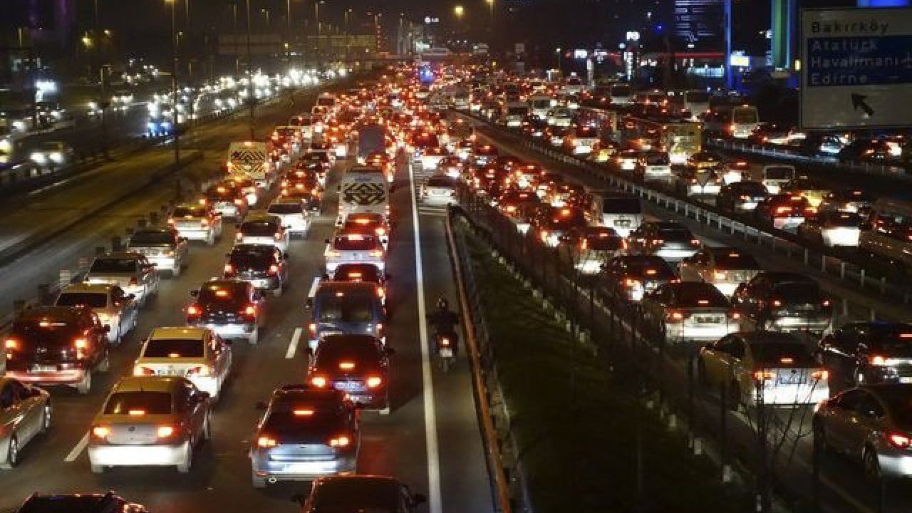 Foto - Siyah arabalar pazar günü bu ülkede yasak!