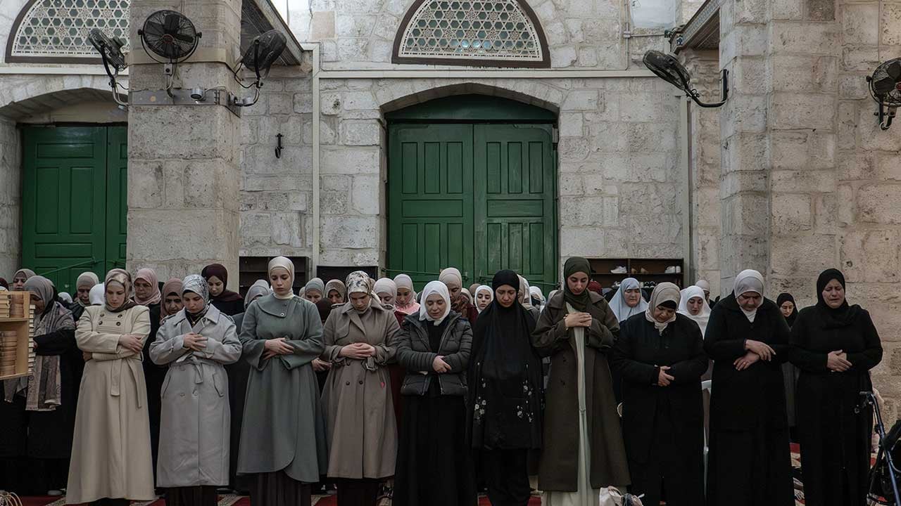 Foto - Siyonist abluka son buldu! Mescid-i Aksa ibadete açıldı