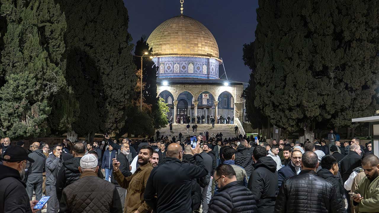 Foto - Siyonist abluka son buldu! Mescid-i Aksa ibadete açıldı
