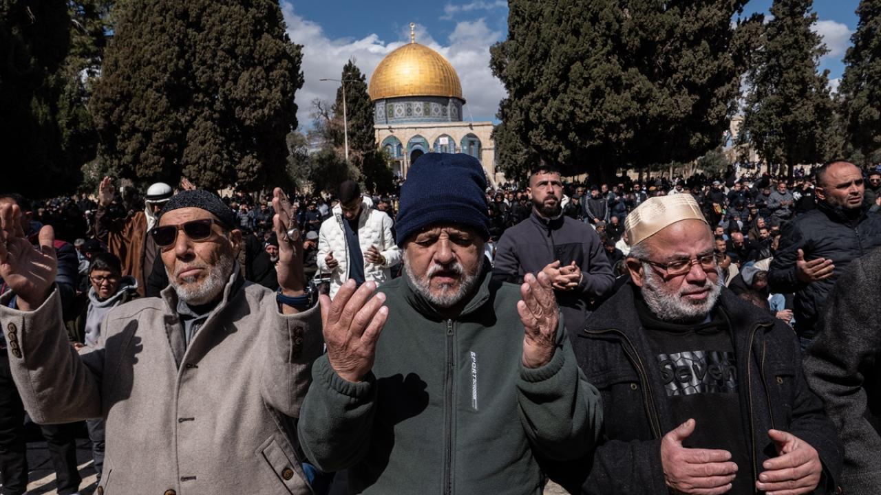 Foto - Siyonist İsrail’in engellemelerine rağmen Mescid-i Aksa’da doldu taştı! Ramazan’ın ikinci cumasında 100 bin kişi namaz kıldı