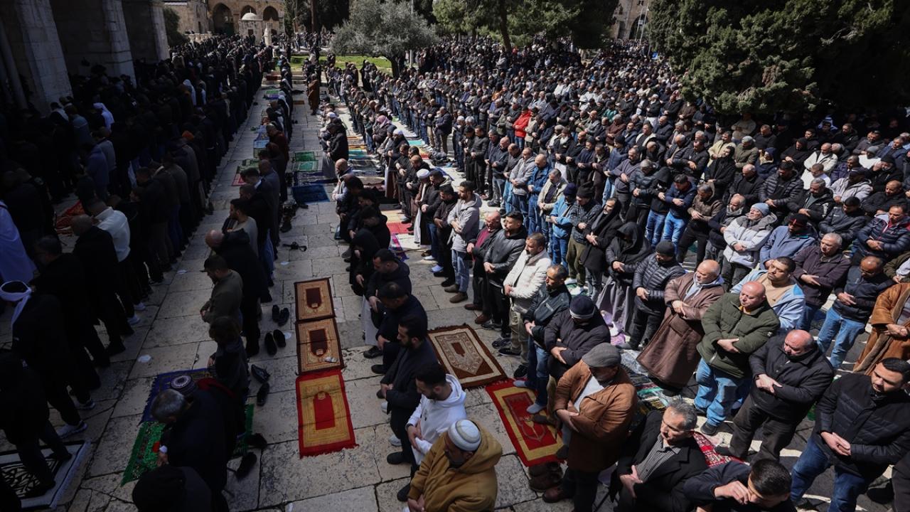 Foto - Siyonist İsrail’in engellemelerine rağmen Mescid-i Aksa’da doldu taştı! Ramazan’ın ikinci cumasında 100 bin kişi namaz kıldı