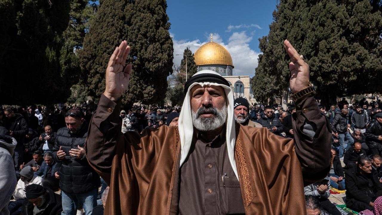 Foto - Siyonist İsrail’in engellemelerine rağmen Mescid-i Aksa’da doldu taştı! Ramazan’ın ikinci cumasında 100 bin kişi namaz kıldı