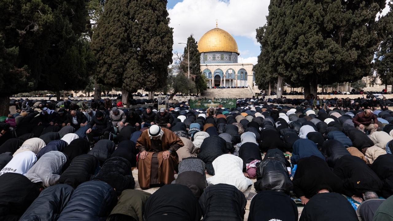 Foto - Siyonist İsrail’in engellemelerine rağmen Mescid-i Aksa’da doldu taştı! Ramazan’ın ikinci cumasında 100 bin kişi namaz kıldı