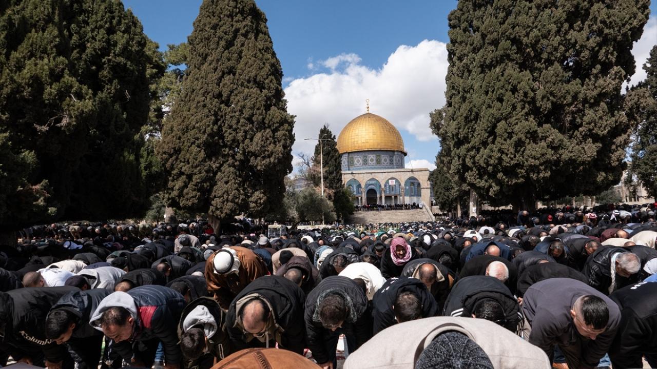 Foto - Siyonist İsrail’in engellemelerine rağmen Mescid-i Aksa’da doldu taştı! Ramazan’ın ikinci cumasında 100 bin kişi namaz kıldı