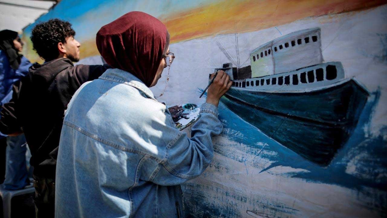 Foto - Siyonist korsanlığa karşı Gazze duvarlarından sanatlı haykırış!