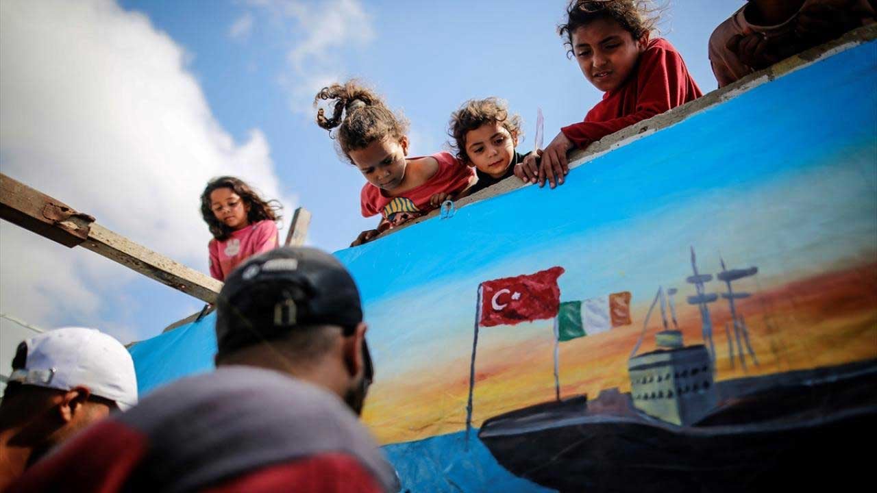 Foto - Siyonist korsanlığa karşı Gazze duvarlarından sanatlı haykırış!