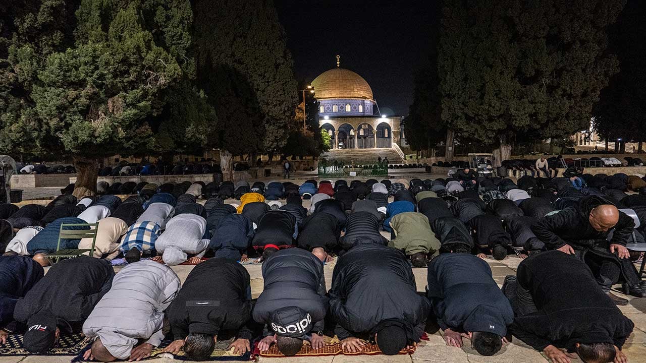 Foto - Siyonist kuşatmaya inat Mescid-i Aksa’da ilk teravih! Kudüs’te Müslümanların direnişi namazla şahlandı