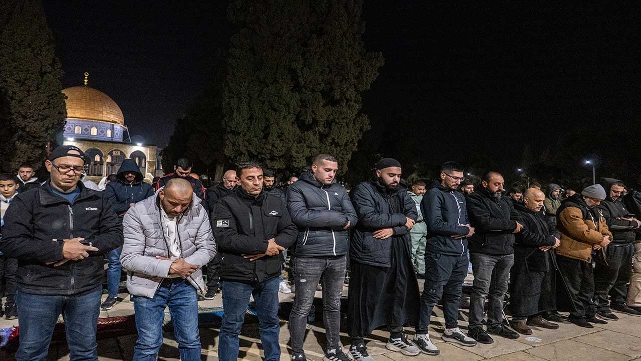 Foto - Siyonist kuşatmaya inat Mescid-i Aksa’da ilk teravih! Kudüs’te Müslümanların direnişi namazla şahlandı