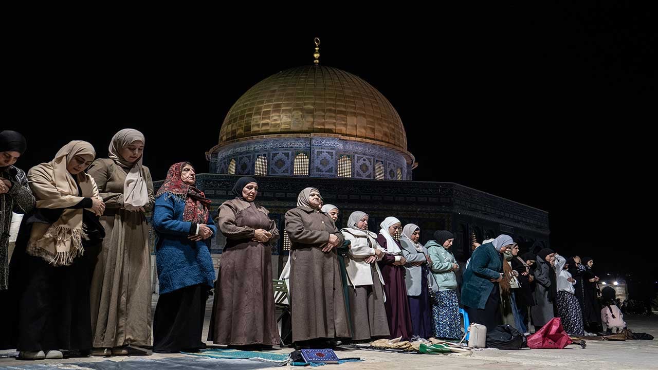 Foto - Siyonist kuşatmaya inat Mescid-i Aksa’da ilk teravih! Kudüs’te Müslümanların direnişi namazla şahlandı