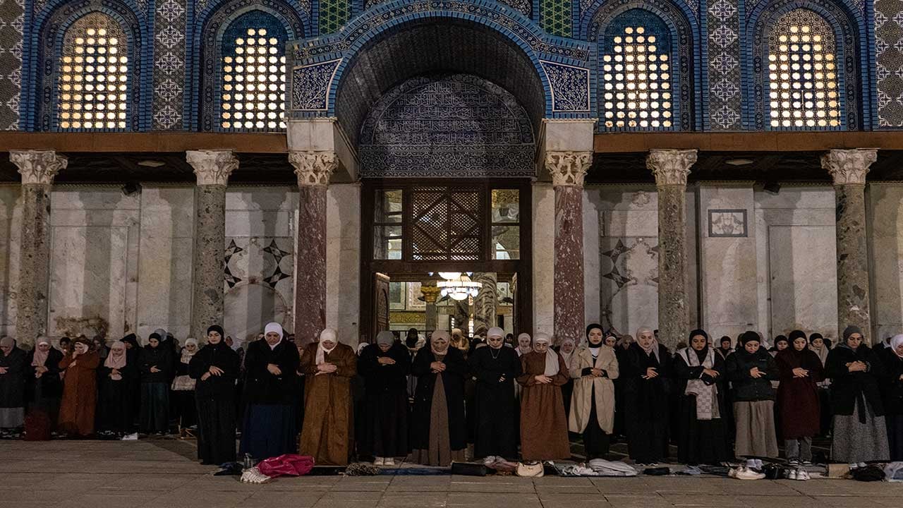 Foto - Siyonist kuşatmaya inat Mescid-i Aksa’da ilk teravih! Kudüs’te Müslümanların direnişi namazla şahlandı
