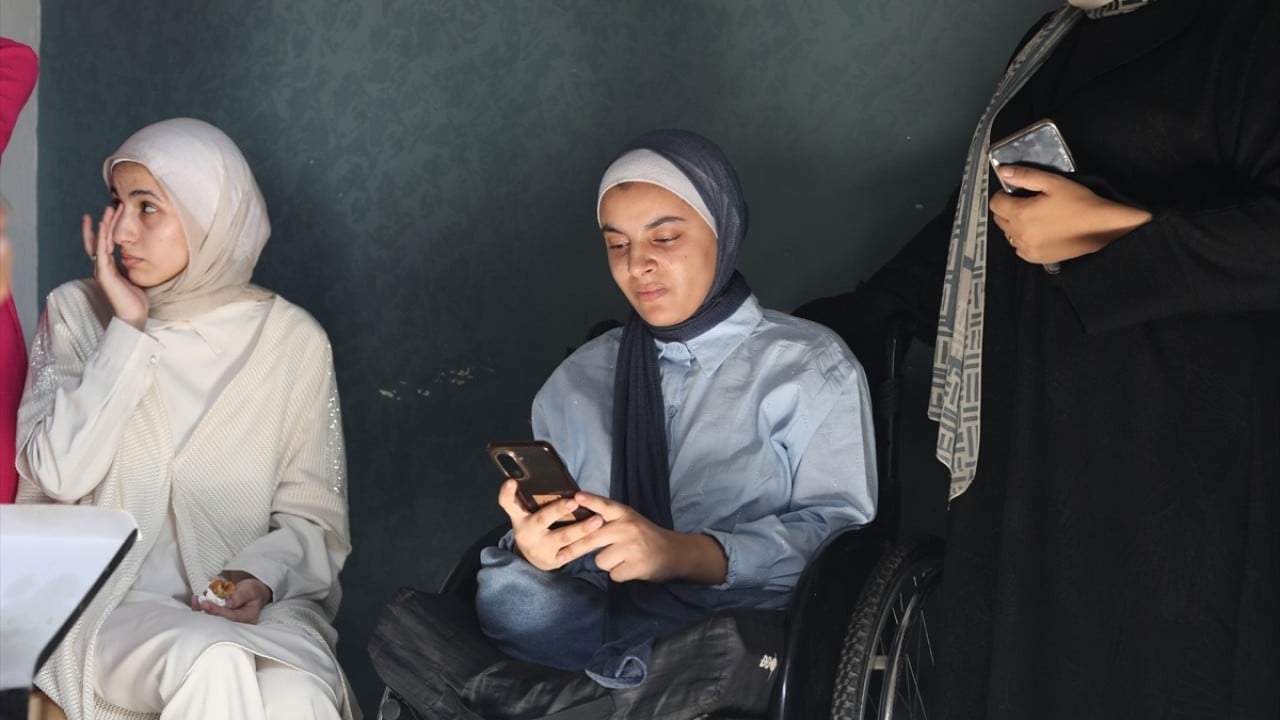 Foto - Siyonist mağduru Gazzeli Şirin’in üniversite sevinci! Ailesi ve bacakları yok ama umudu 