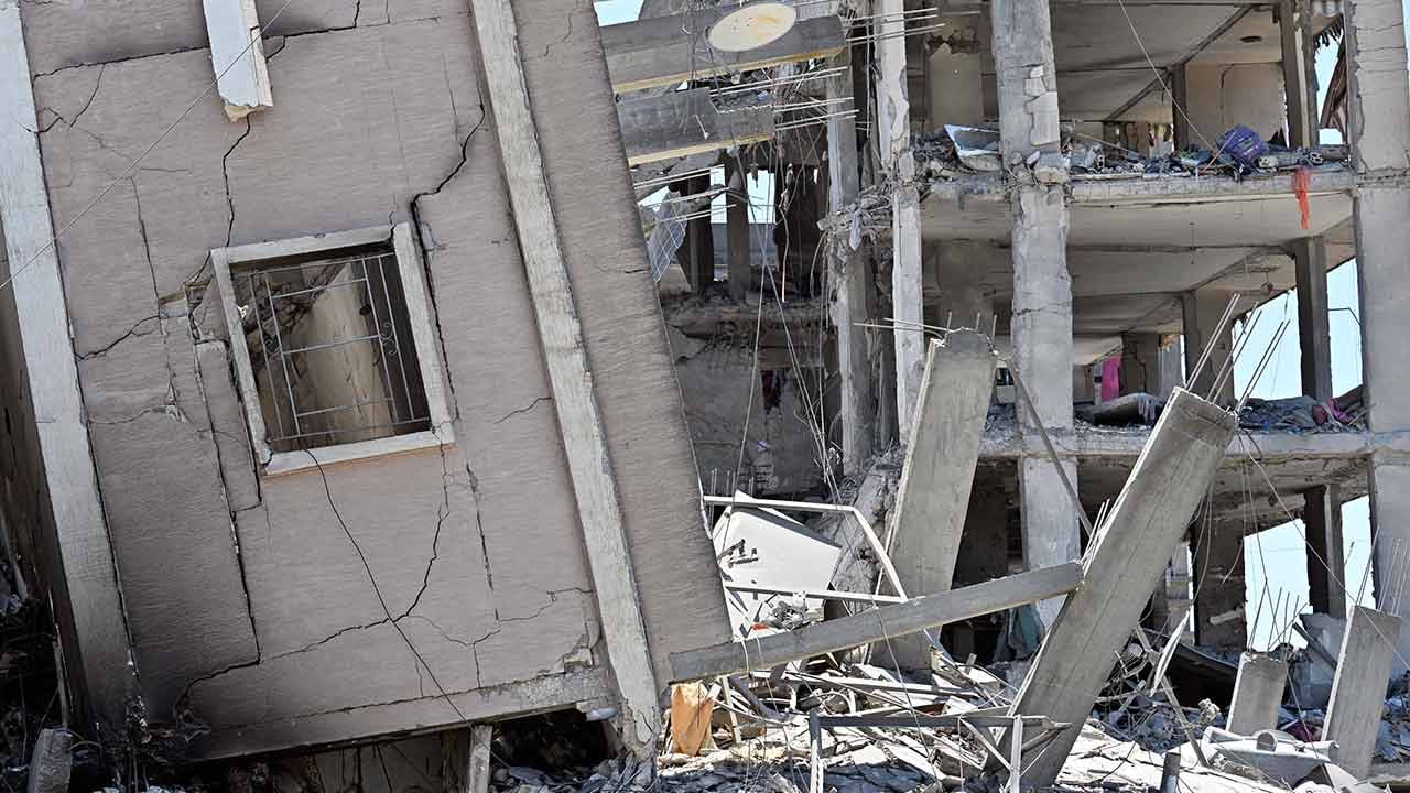 Foto - Siyoniste asla güven olmaz! Masada barış tantanası enkazlar ceset tarlası