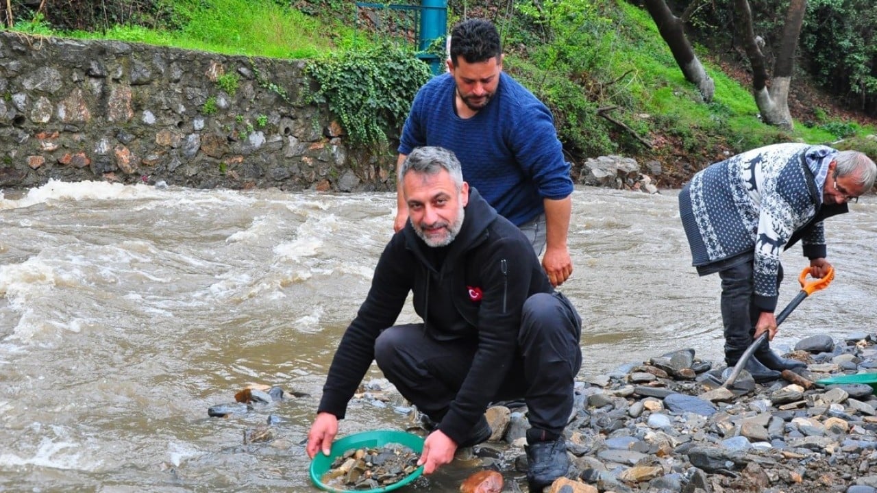 Foto - Sizce bu insanlar neyin peşinde? Derede sıra sıra dizilip leğen tutuyorlar