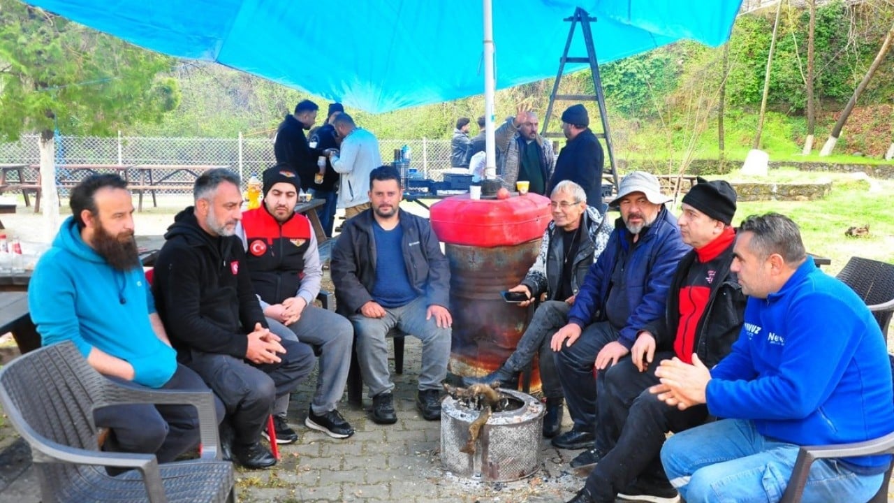 Foto - Sizce bu insanlar neyin peşinde? Derede sıra sıra dizilip leğen tutuyorlar