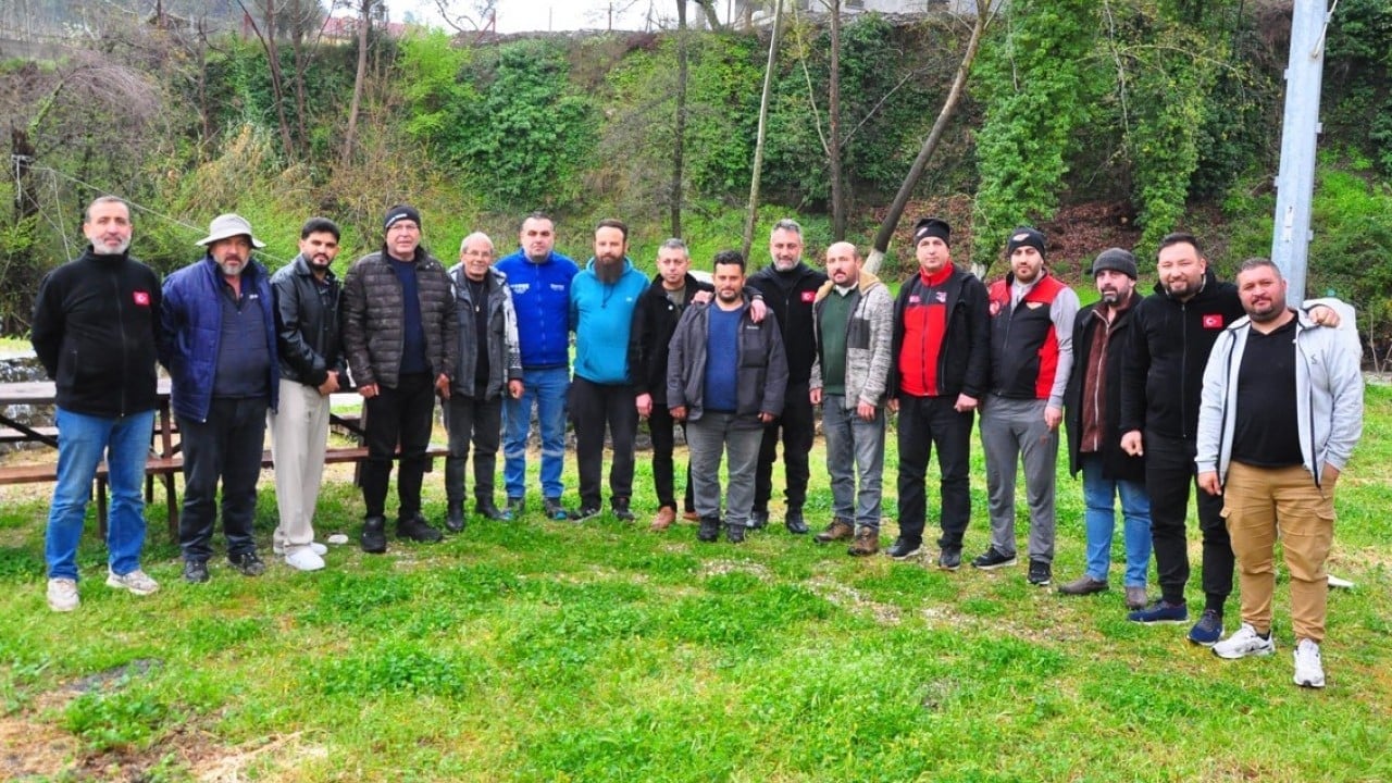 Foto - Sizce bu insanlar neyin peşinde? Derede sıra sıra dizilip leğen tutuyorlar