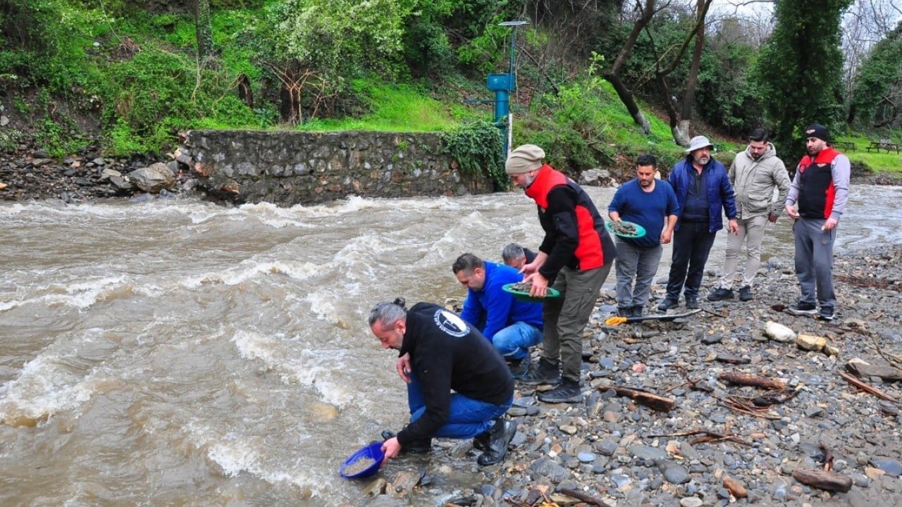 Foto - Sizce bu insanlar neyin peşinde? Derede sıra sıra dizilip leğen tutuyorlar