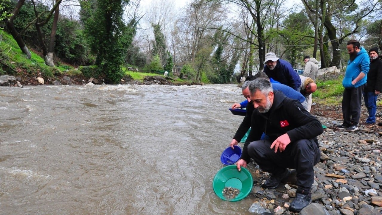 Foto - Sizce bu insanlar neyin peşinde? Derede sıra sıra dizilip leğen tutuyorlar