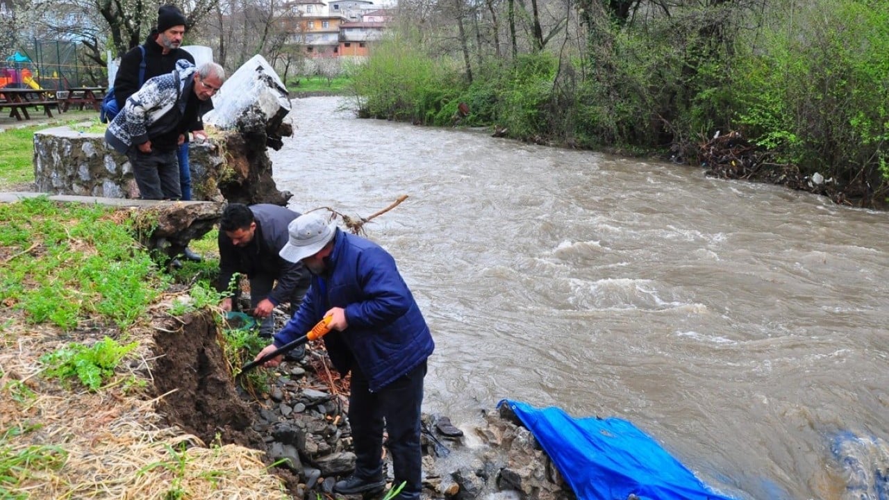 Foto - Sizce bu insanlar neyin peşinde? Derede sıra sıra dizilip leğen tutuyorlar