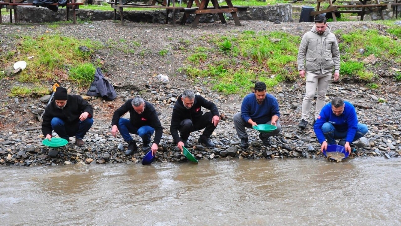 Foto - Sizce bu insanlar neyin peşinde? Derede sıra sıra dizilip leğen tutuyorlar