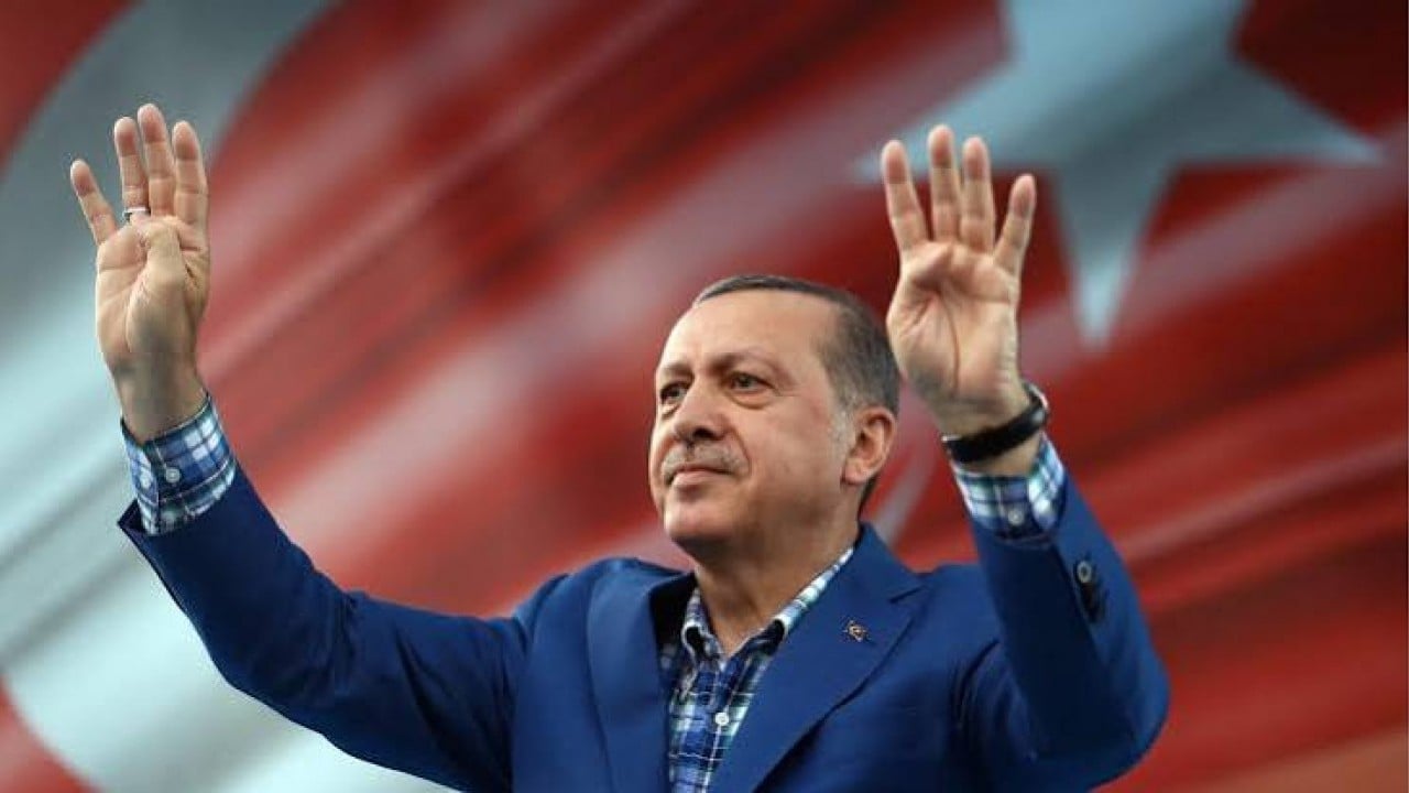 Foto - Skandal gösteri büyük tepki çekti! Çok Güzel Hareketler Bunlar oyuncusundan Erdoğan ve Bahçeli’ye çirkin saldırı