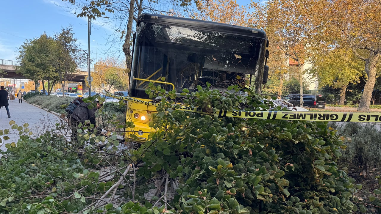 Foto - Şoför kalp krizi geçirdi, İETT otobüsü kaldırıma çıkıp yayaların arasına daldı: İstanbul’da faciadan dönüldü